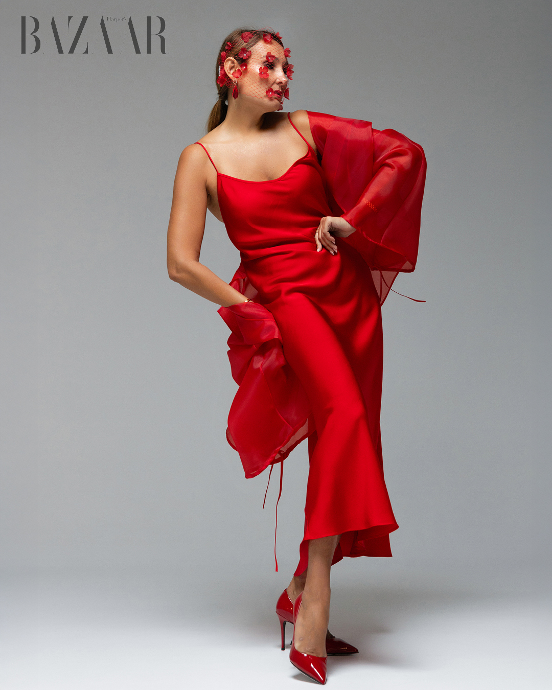 Và sắc đỏ rực rỡ luôn làm cho người phụ nữ trở nên quyến rũ. Người mẫu: Shchekina Natalie.