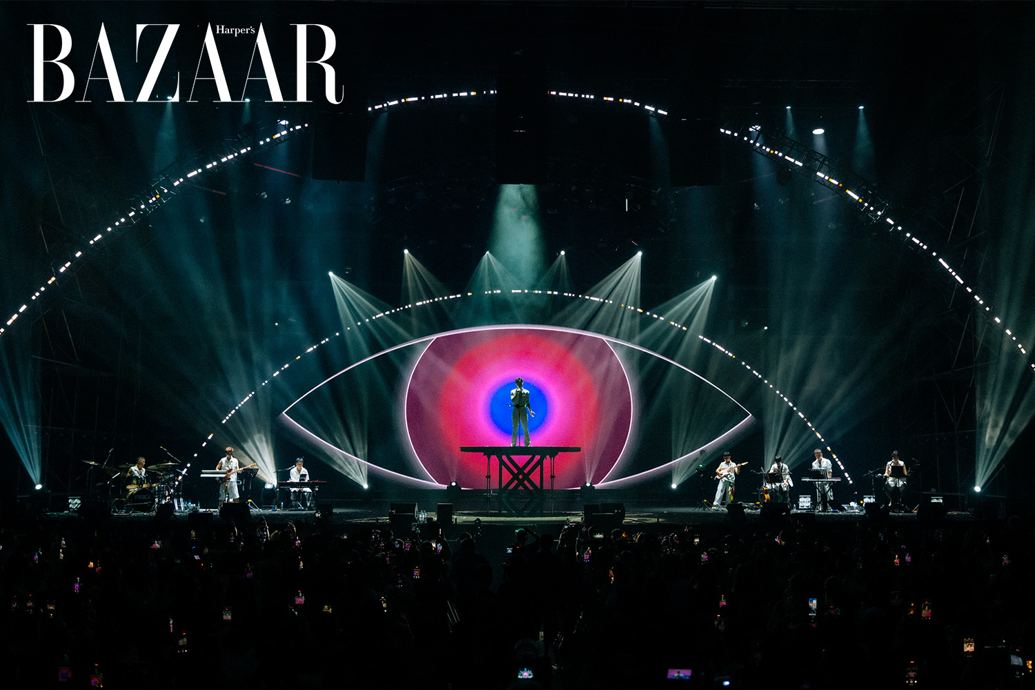 Hoàng Dũng và Đen mashup loạt hit tại concert Xoay Tròn