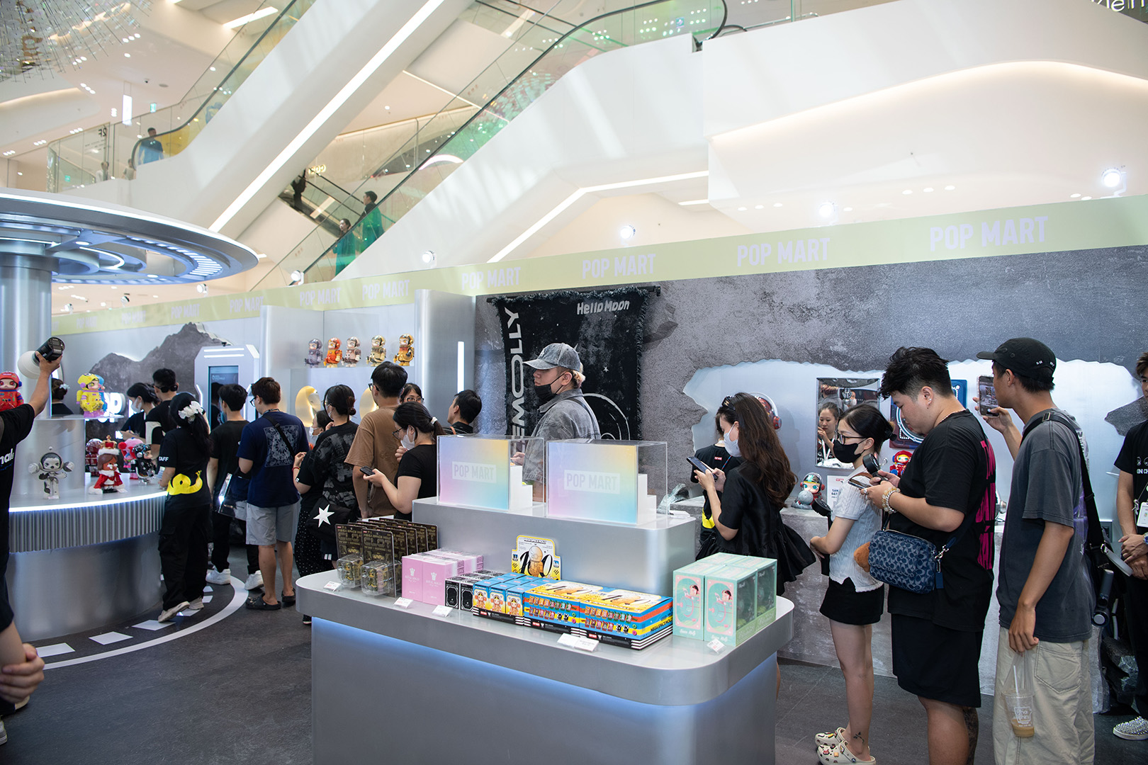 Đắm chìm trong vũ trụ MEGA SPACE MOLLY: Hello, Moon – triển lãm MEGA đầu tiên tại Việt Nam