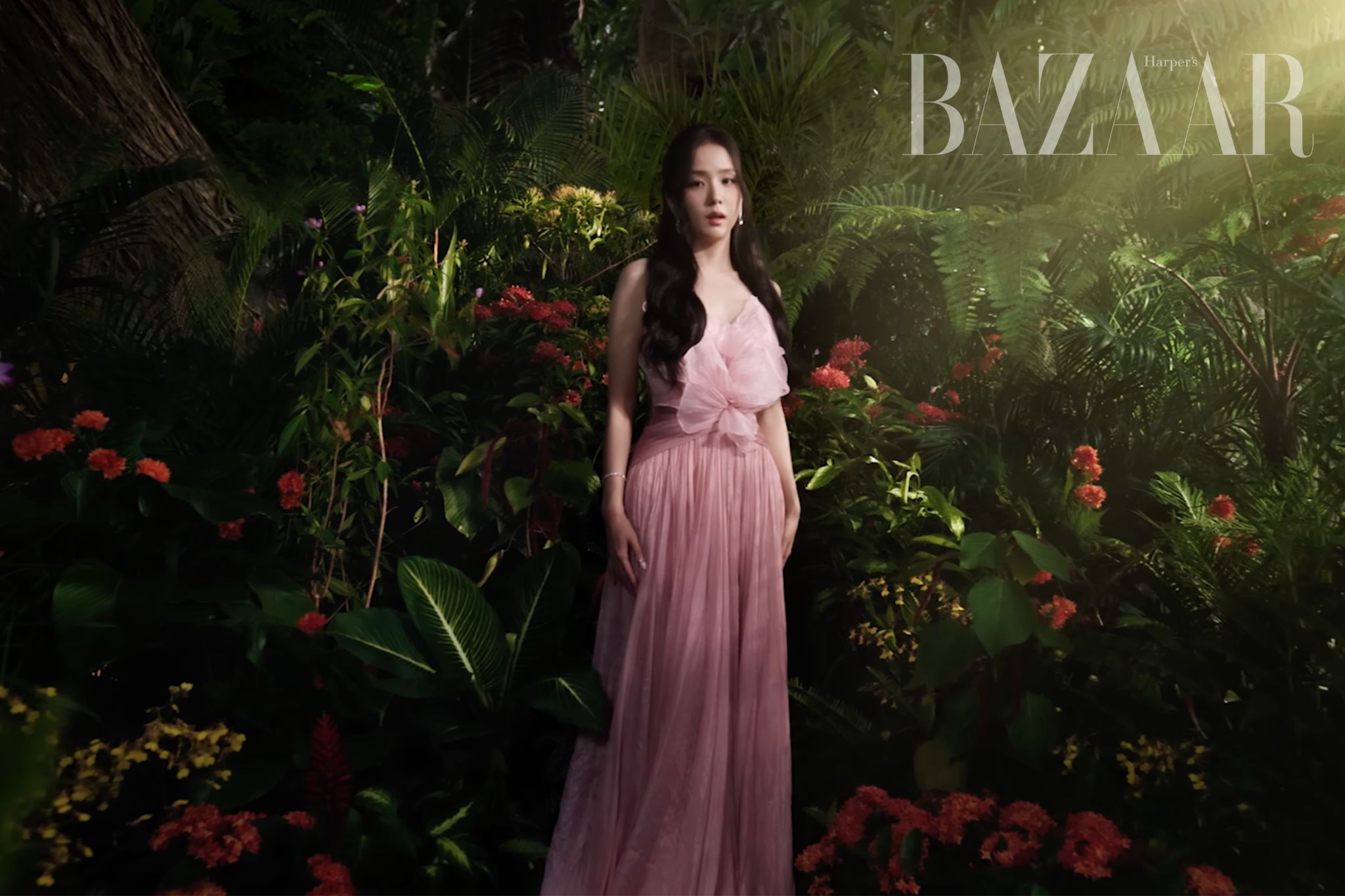 Đến Khu bảo tồn Mandai ở Singapore, bước vào MV Your Love của Jisoo