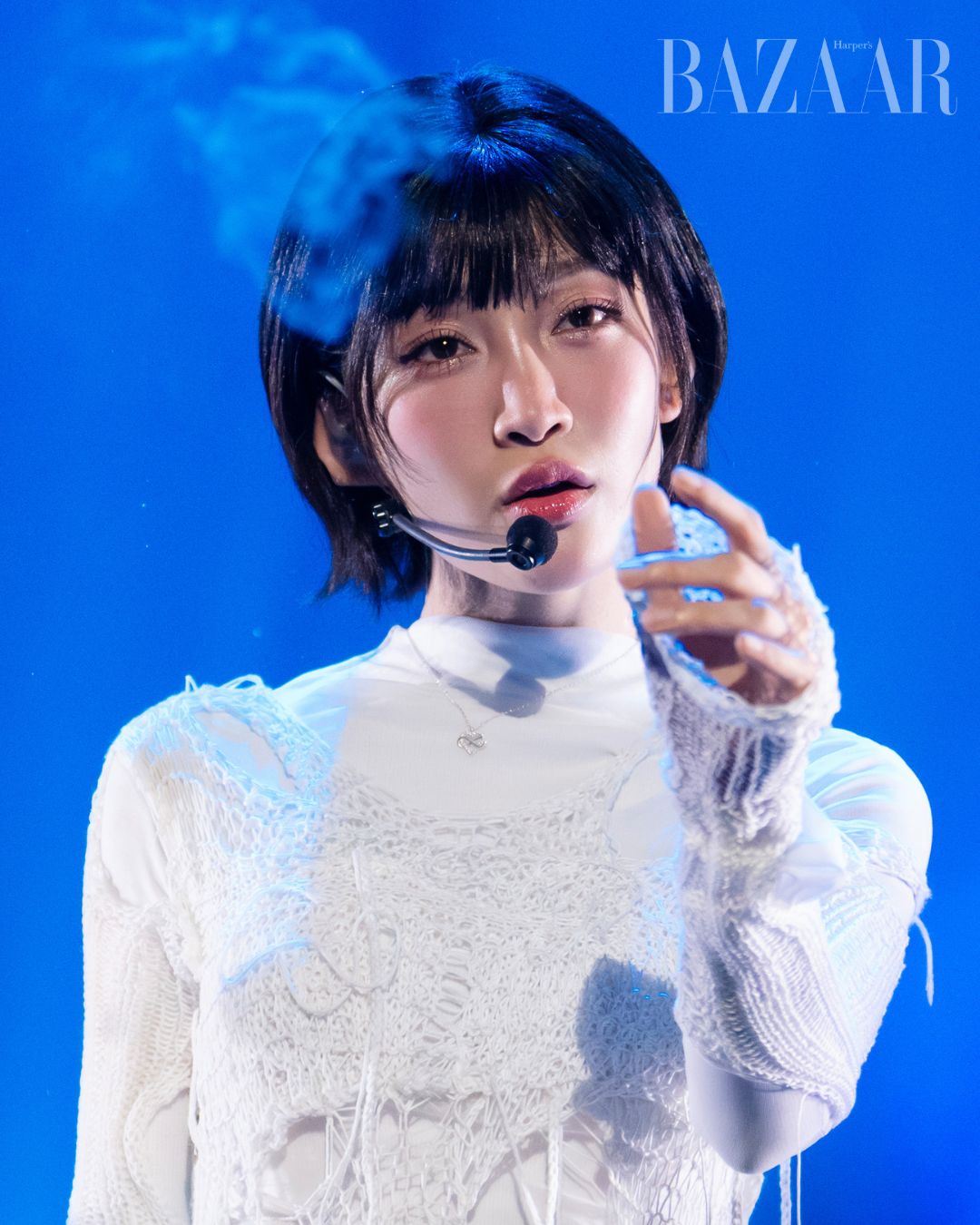 Juky San chọn sự tối giản để tôn giọng hát Ballad, với chiếc xích đu và điệu valse đôi lãng mạn đầy tinh khôi với “Người Đầu Tiên”.