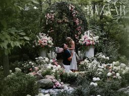 Taylor Swift-Travis Kelce-Thumb