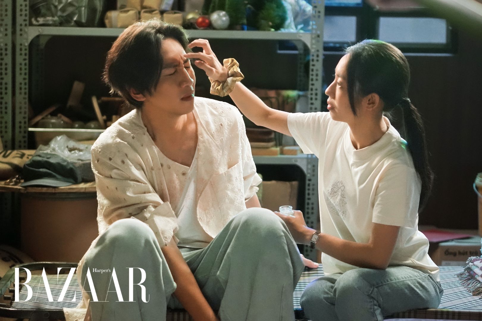 Lee Kwang Soo nên duyên với Hoàng Hà trong phim Tay Anh Giữ Một Vì Sao