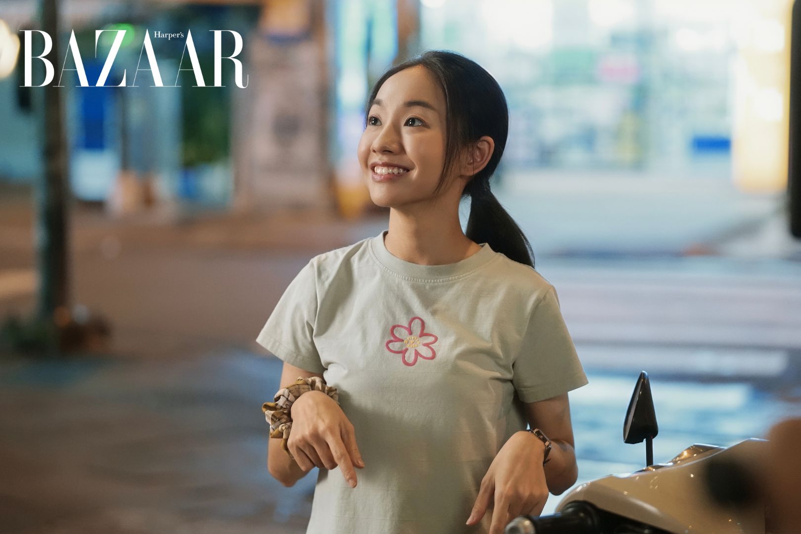Lee Kwang Soo nên duyên với Hoàng Hà trong phim Tay Anh Giữ Một Vì Sao