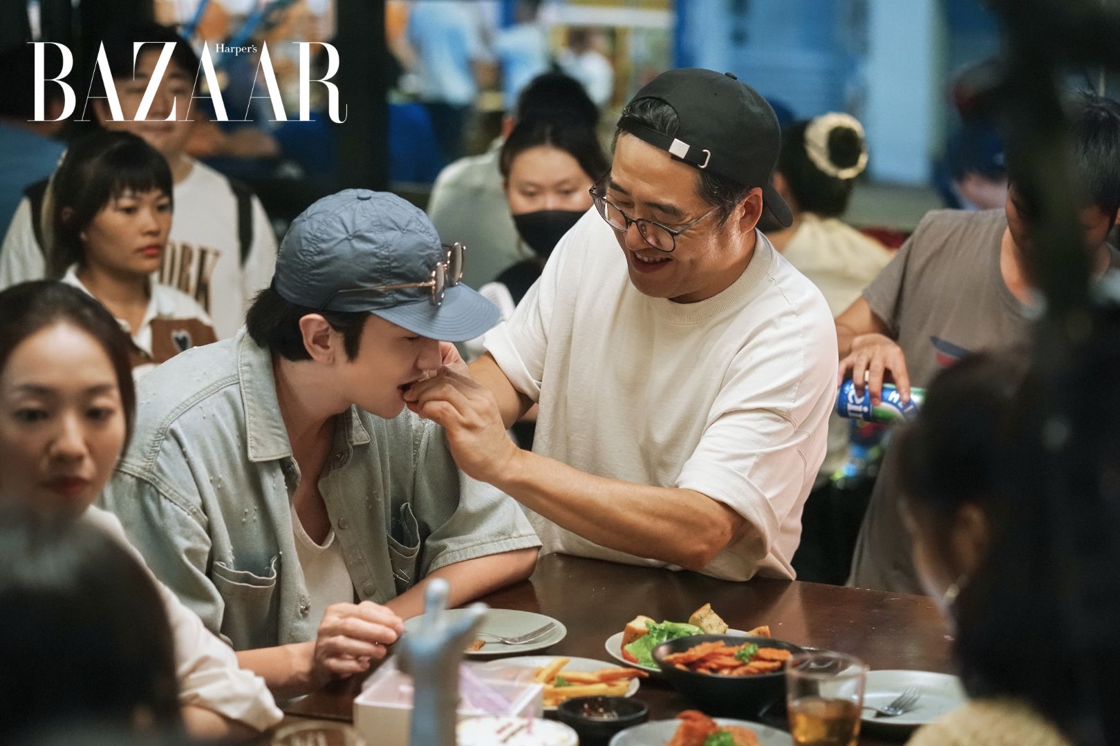 Lee Kwang Soo nên duyên với Hoàng Hà trong phim Tay Anh Giữ Một Vì Sao