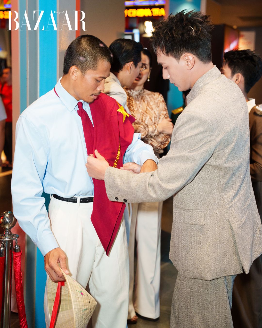 bzvn-thoi-trang-tham-do-phim-dien-anh-mua-do (21)