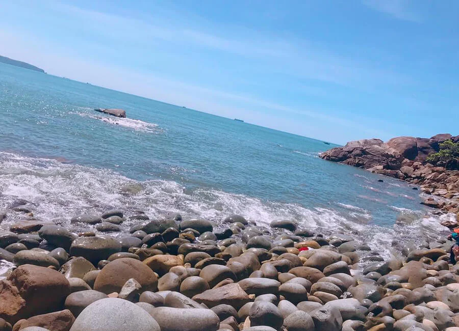 Chụp hình “sống ảo” tại Bãi Đá Trứng