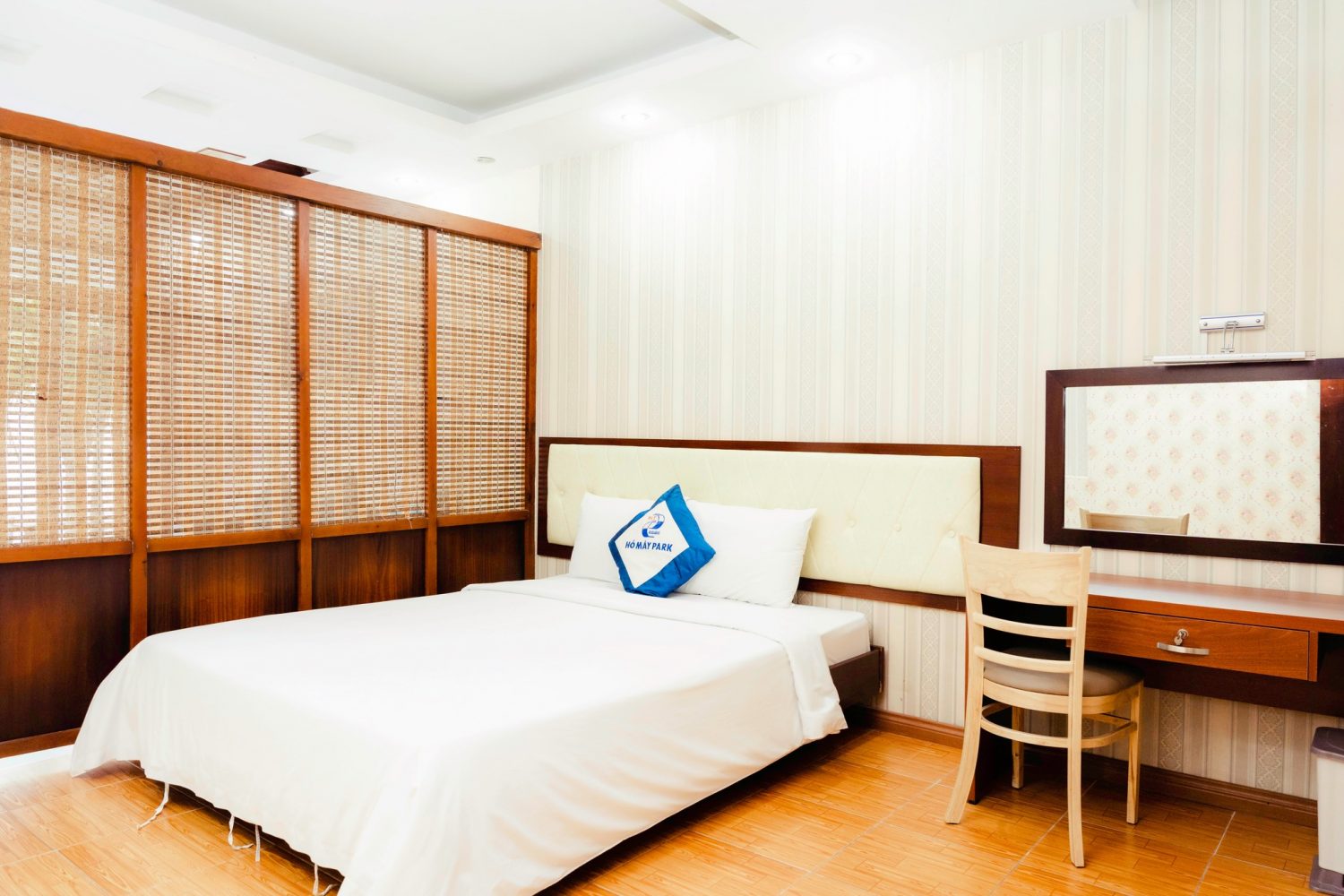 Ở đâu gần khu du lịch Hồ Mây?