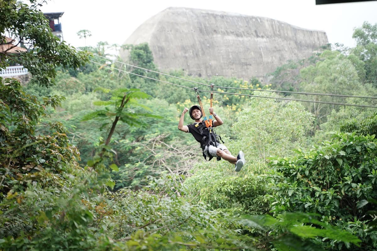 Đu dây mạo hiểm Zipline