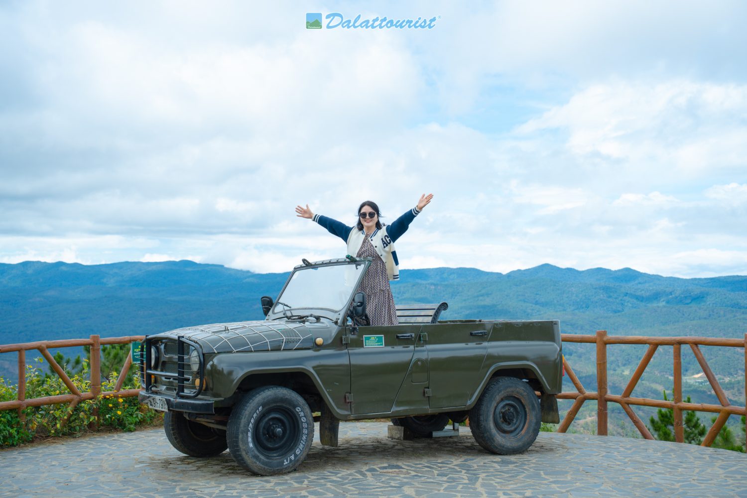 Xe jeep lên đỉnh Rada