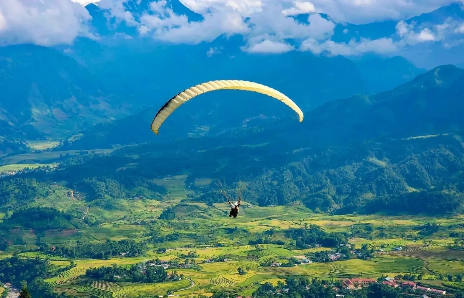 Trải nghiệm bay dù lượn trên đỉnh núi
