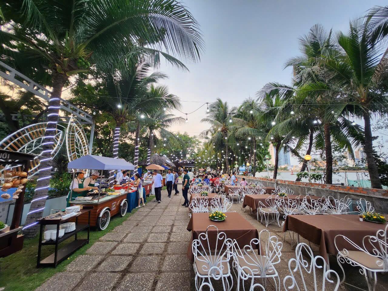 nhà hàng ven sông 