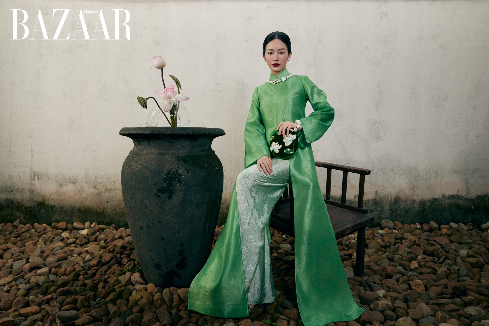 Áo dài Bạch Ngọc từ Gấm sa hạt tơ tằm với bề mặt ánh li ti, tạo chiều sâu thị giác. Kết hợp cùng lụa organza 100% tơ tằm, lớp chất liệu trong mờ mang đến hiệu ứng đa tầng mơ hồ giữa thực và ảo.