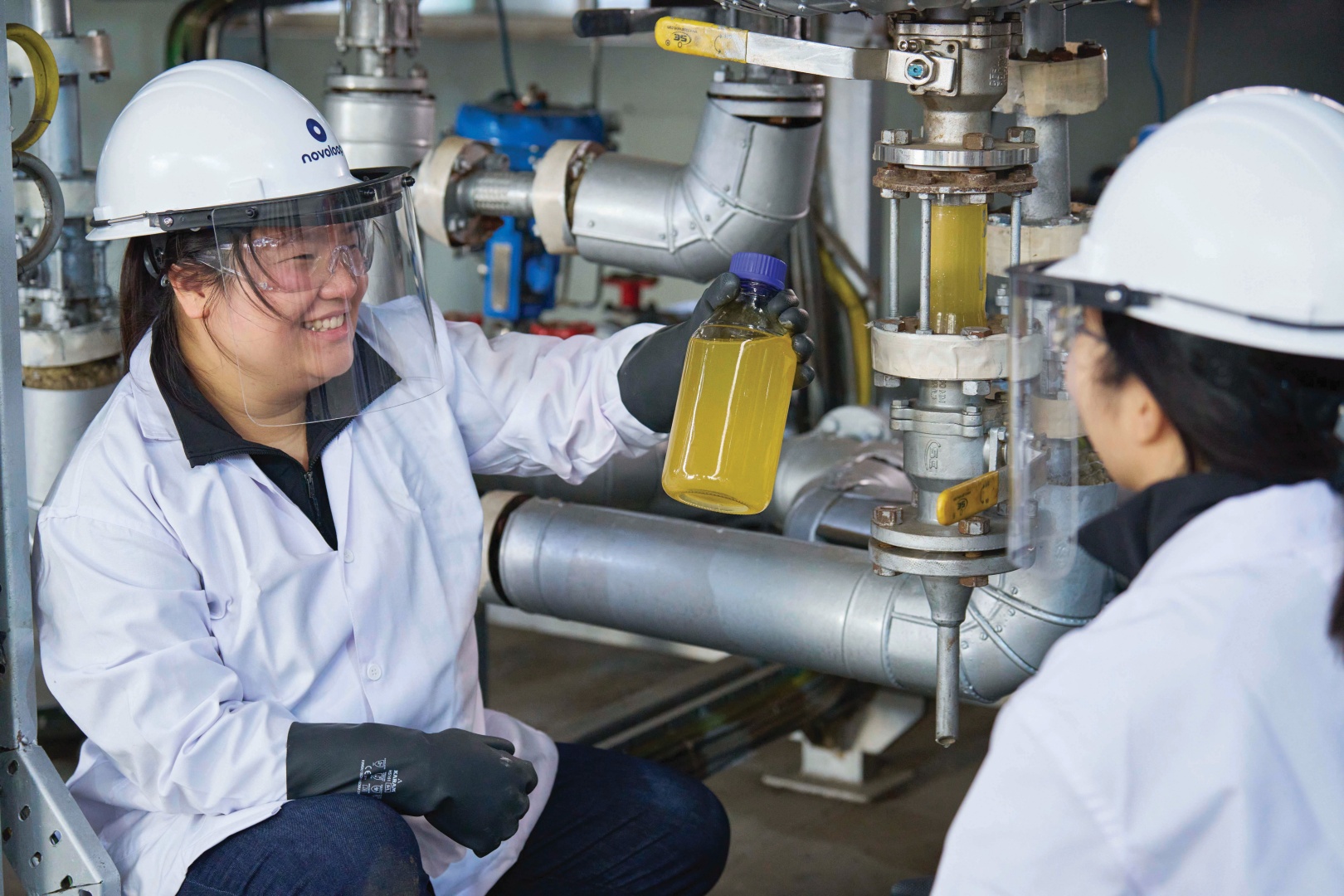 Miranda Wang (trái) và Jeanny Yao (phải) mỉm cười khi mẻ monomer đầu tiên được chiết xuất thành công tại nhà máy thử nghiệm. Cả hai đã dành nhiều năm nghiên cứu và phát minh ra một quy trình hóa học để biến nhựa phế thải thành vật liệu chất lượng cao, có thể thay thế nhựa có nguồn gốc từ nhiên liệu hóa thạch trên toàn cầu.