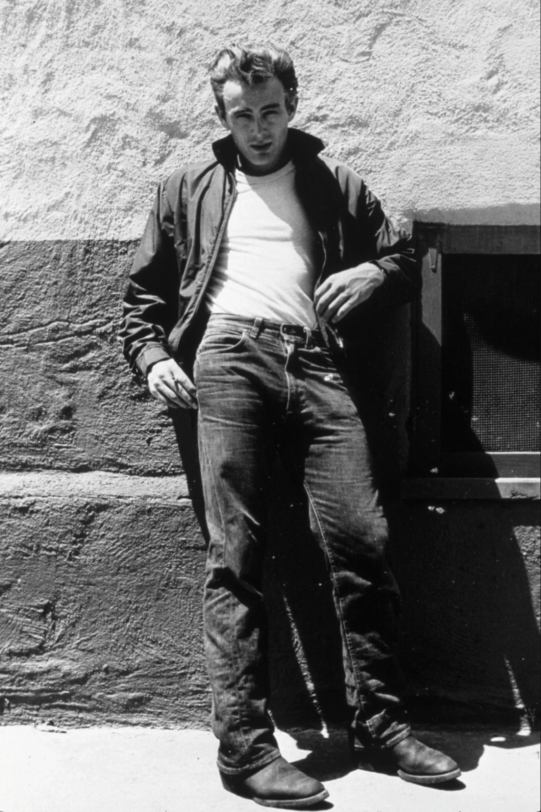 Tài từ James Dean với chiếc quần jeans xanh, áo trắng và áo khoác bomber đã trở thành tượng đài. 