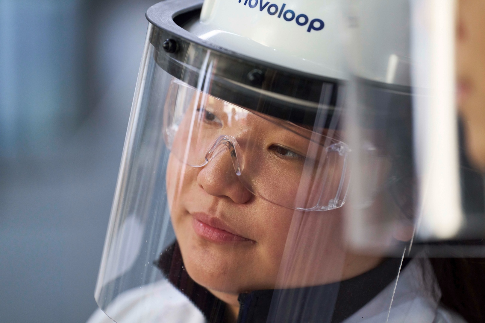 Miranda Wang, đội mũ bảo hộ và tấm che mặt của Novoloop, đang quan sát quá trình khởi động nhà máy thử nghiệm tại Surat, Ấn Độ. Mục tiêu tiếp theo của cô là vận hành nhà máy thử nghiệm này trong 1.000 giờ, để nhóm có thể thu thập dữ liệu và tạo ra các mẫu sản phẩm, từ đó thiết kế một nhà máy thương mại quy mô lớn.