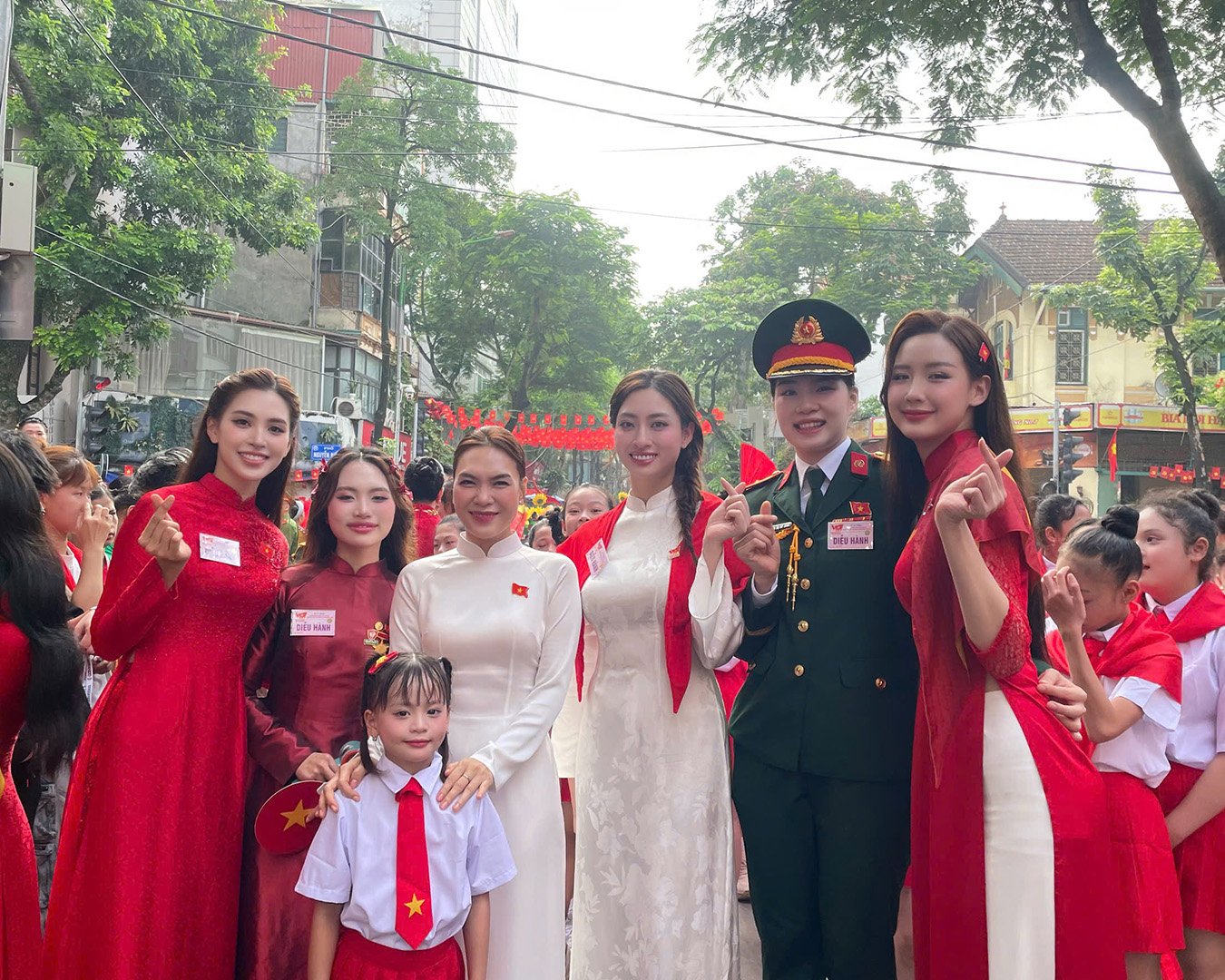 Hoa hậu Tiểu Vy, Lương Thùy Linh, Bảo Ngọc đồng diễn “Khí phách Việt Nam” tại sự kiện A80