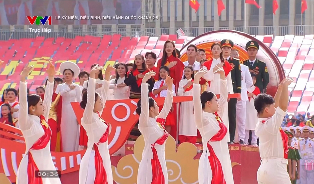 Hoa hậu Tiểu Vy, Lương Thùy Linh, Bảo Ngọc đồng diễn “Khí phách Việt Nam” tại sự kiện A80