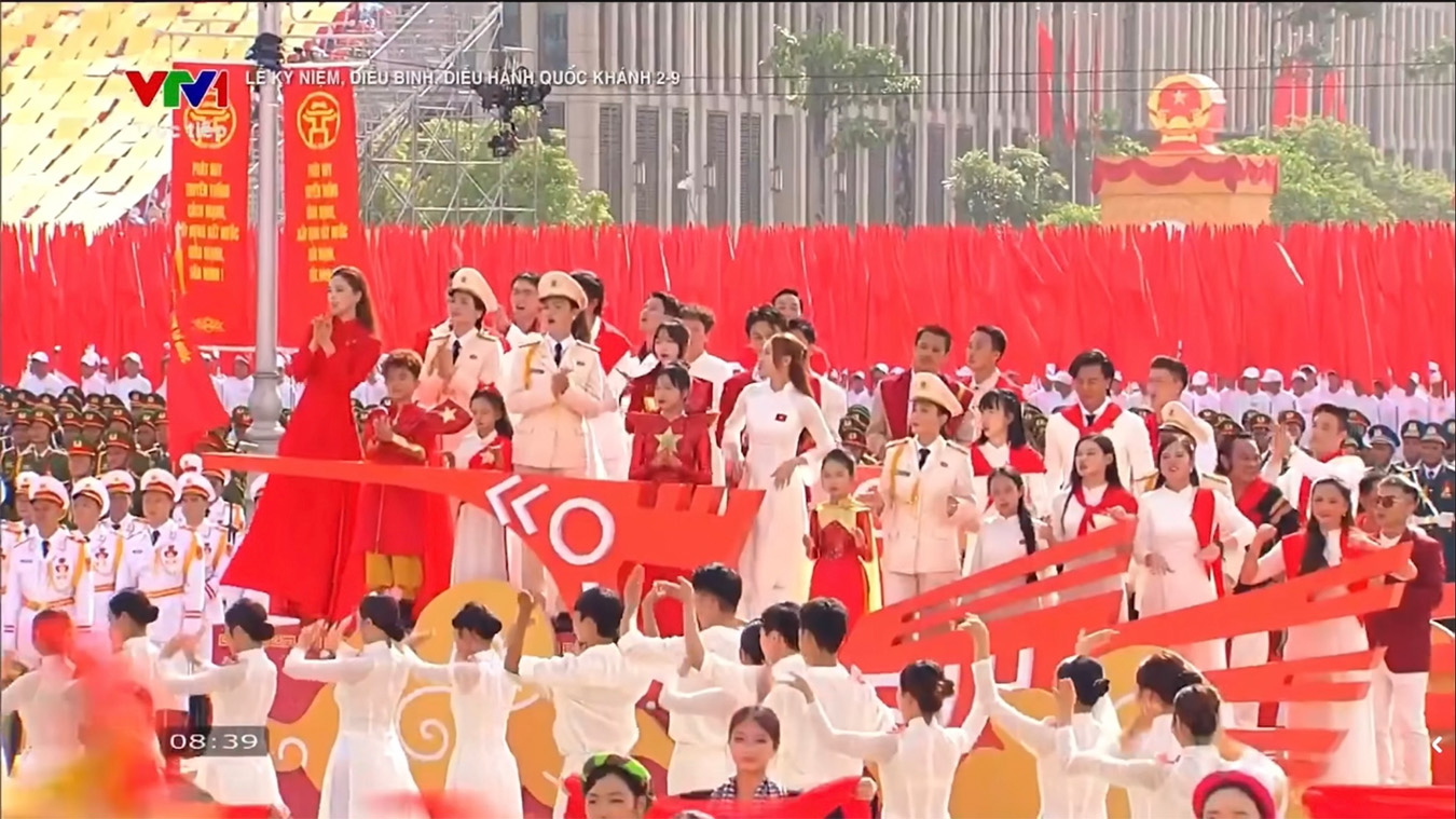 Hoa hậu Tiểu Vy, Lương Thùy Linh, Bảo Ngọc đồng diễn “Khí phách Việt Nam” tại sự kiện A80