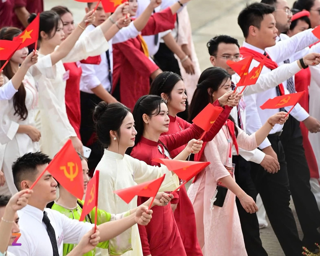 Hoa hậu Nhân ái Trần Mỹ Huyền rạng rỡ và tự hào tham gia diễu hành A80