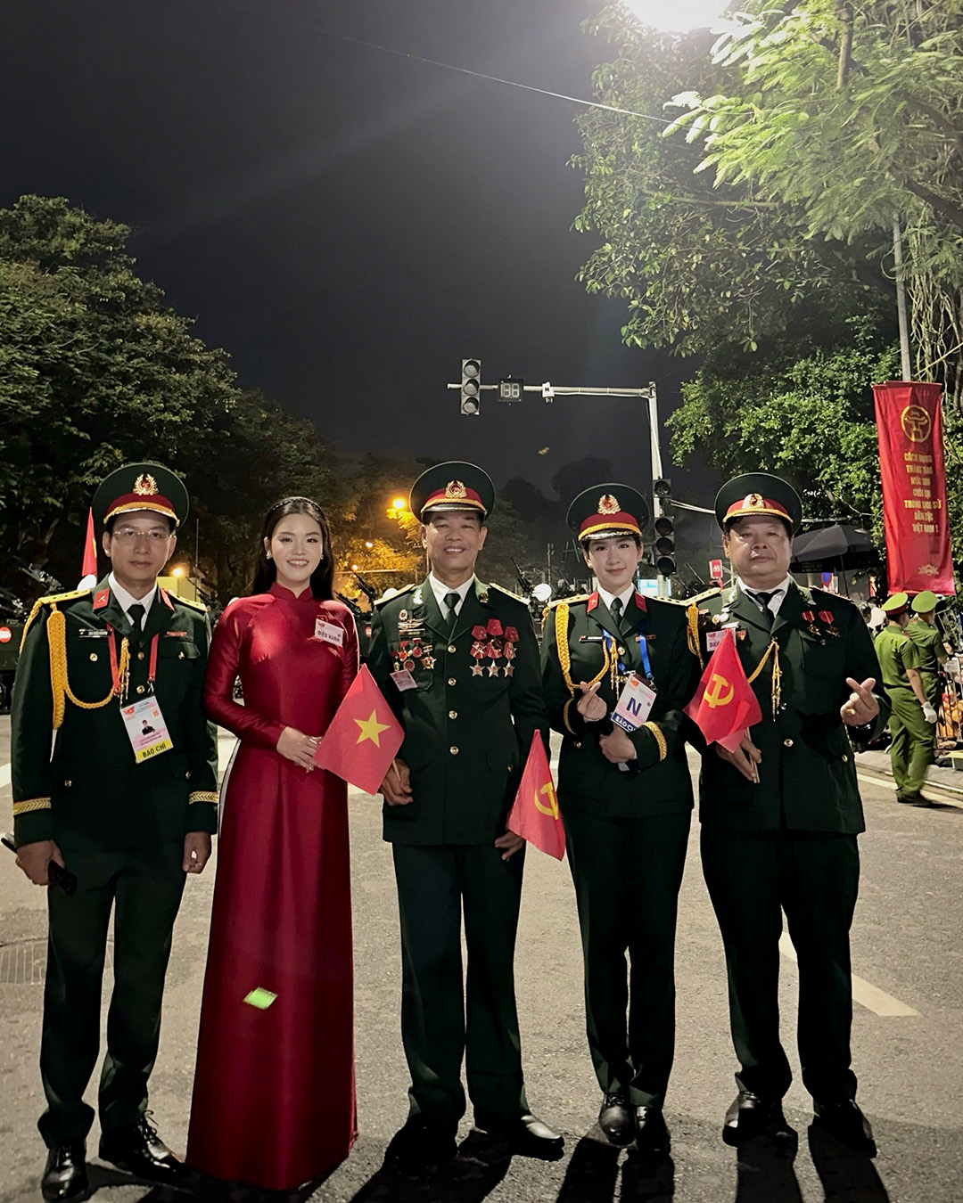Hoa hậu Nhân ái Trần Mỹ Huyền rạng rỡ và tự hào tham gia diễu hành A80