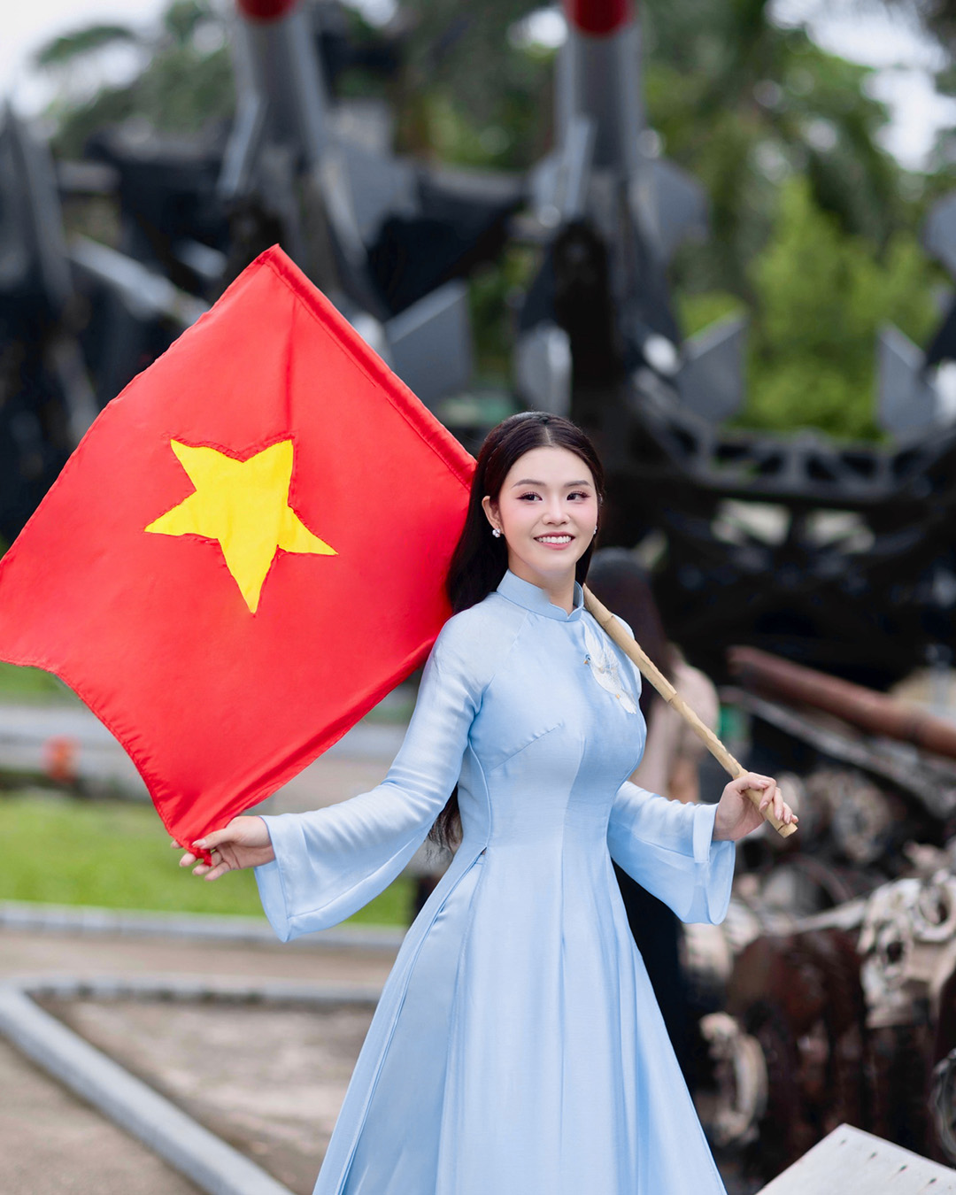 Hoa hậu nhân ái Trần Mỹ Huyền xúc động khi tham gia lễ diễu hành A80
