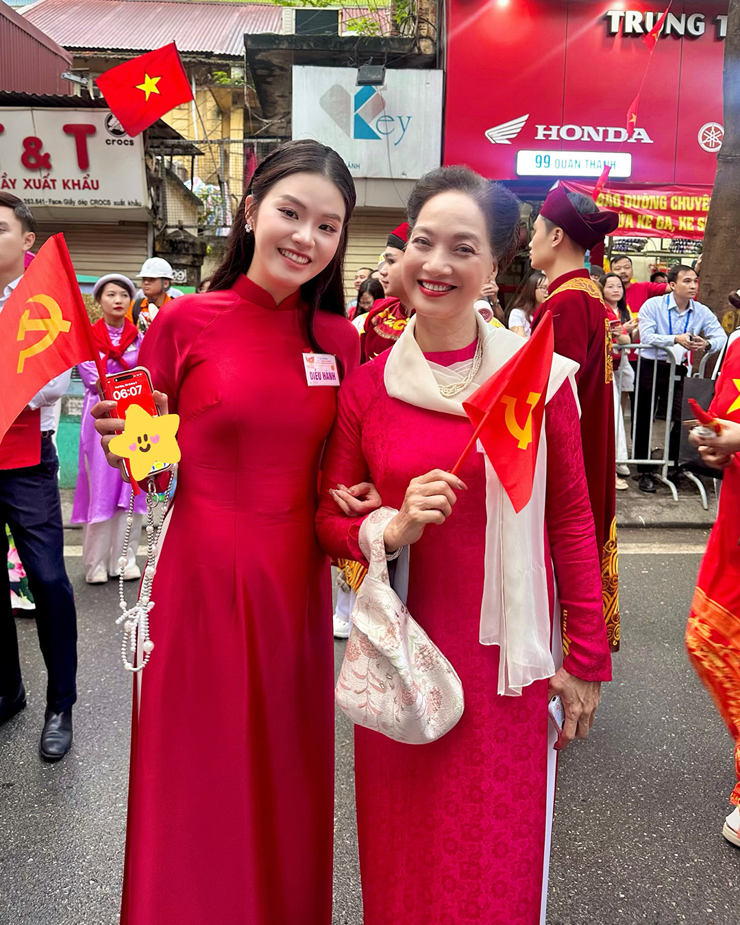 Hoa hậu Nhân ái Trần Mỹ Huyền rạng rỡ và tự hào tham gia diễu hành A80
