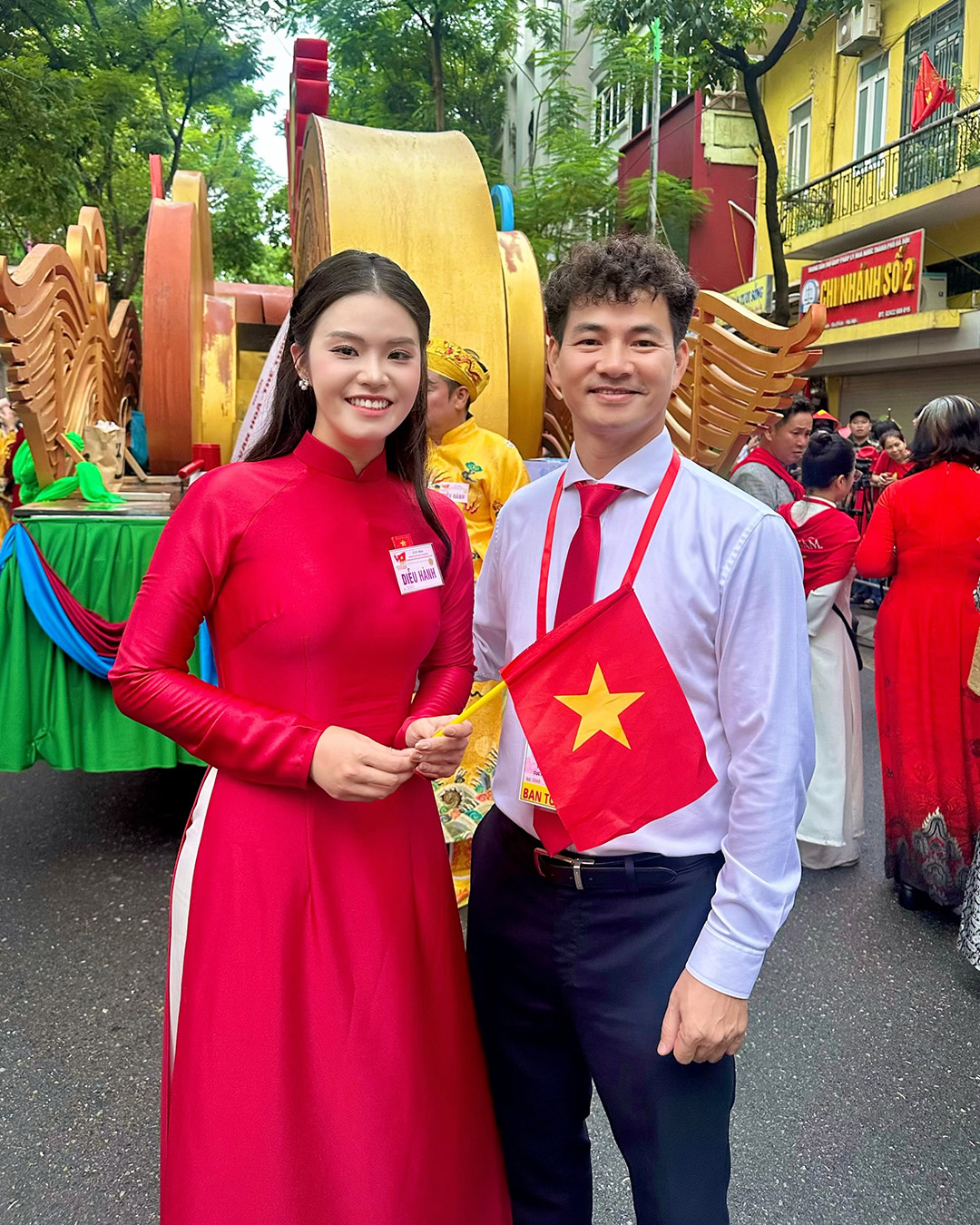 Hoa hậu Nhân ái Trần Mỹ Huyền rạng rỡ và tự hào tham gia diễu hành A80