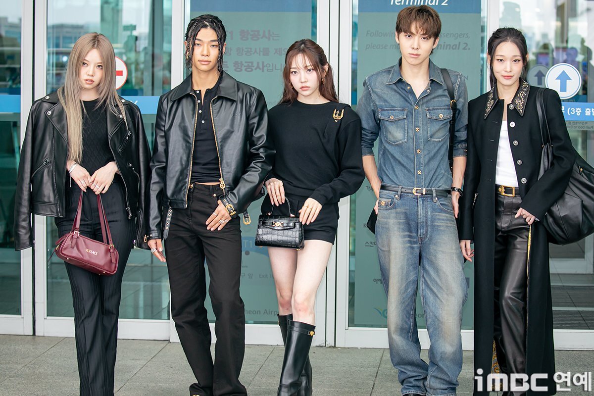 bzvn-allday-project-versace-xuan-he-2026-san-bay00002