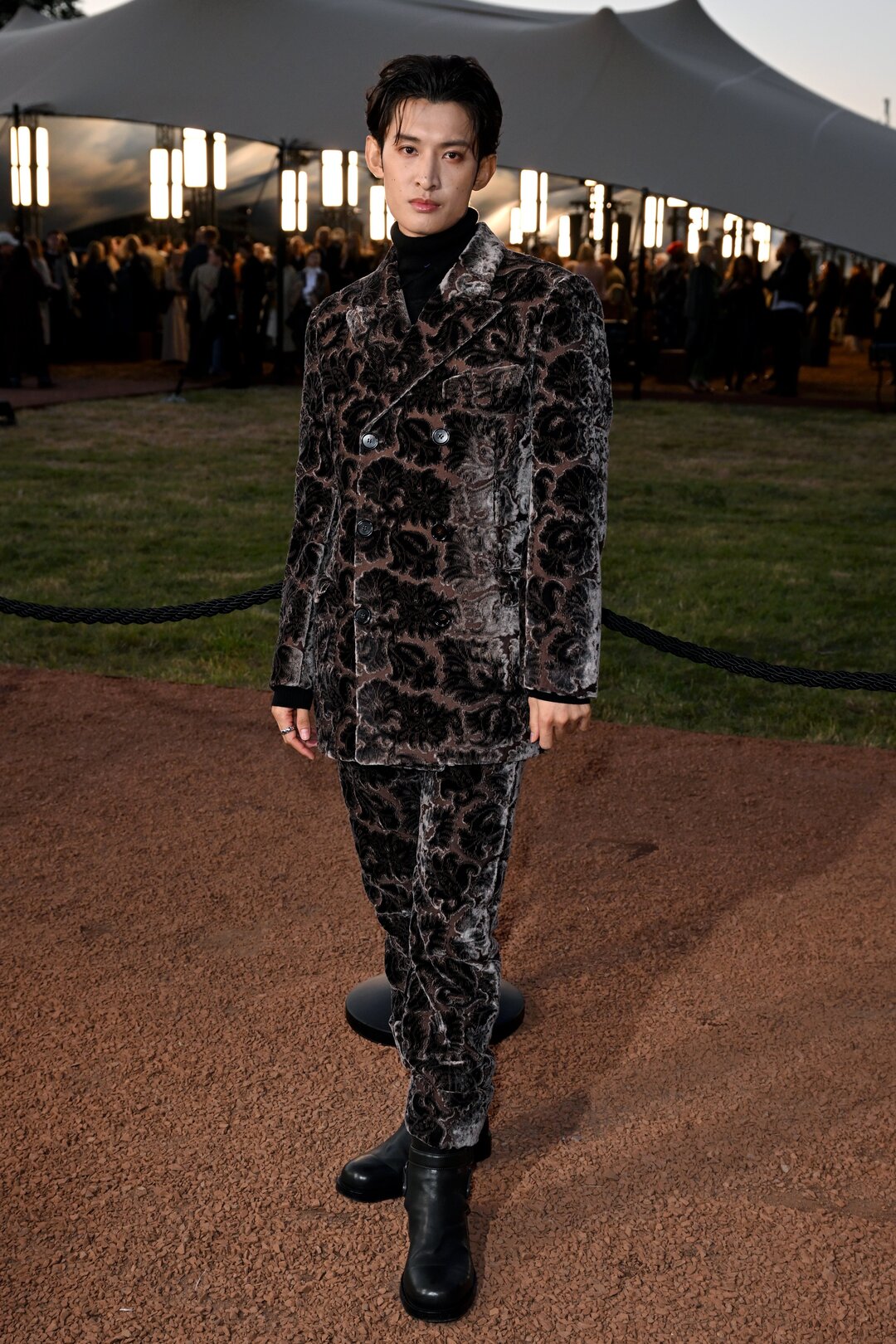 bzvn-burberry-xuan-he-2026-thoi-trang-khach-moi-du-show (11)