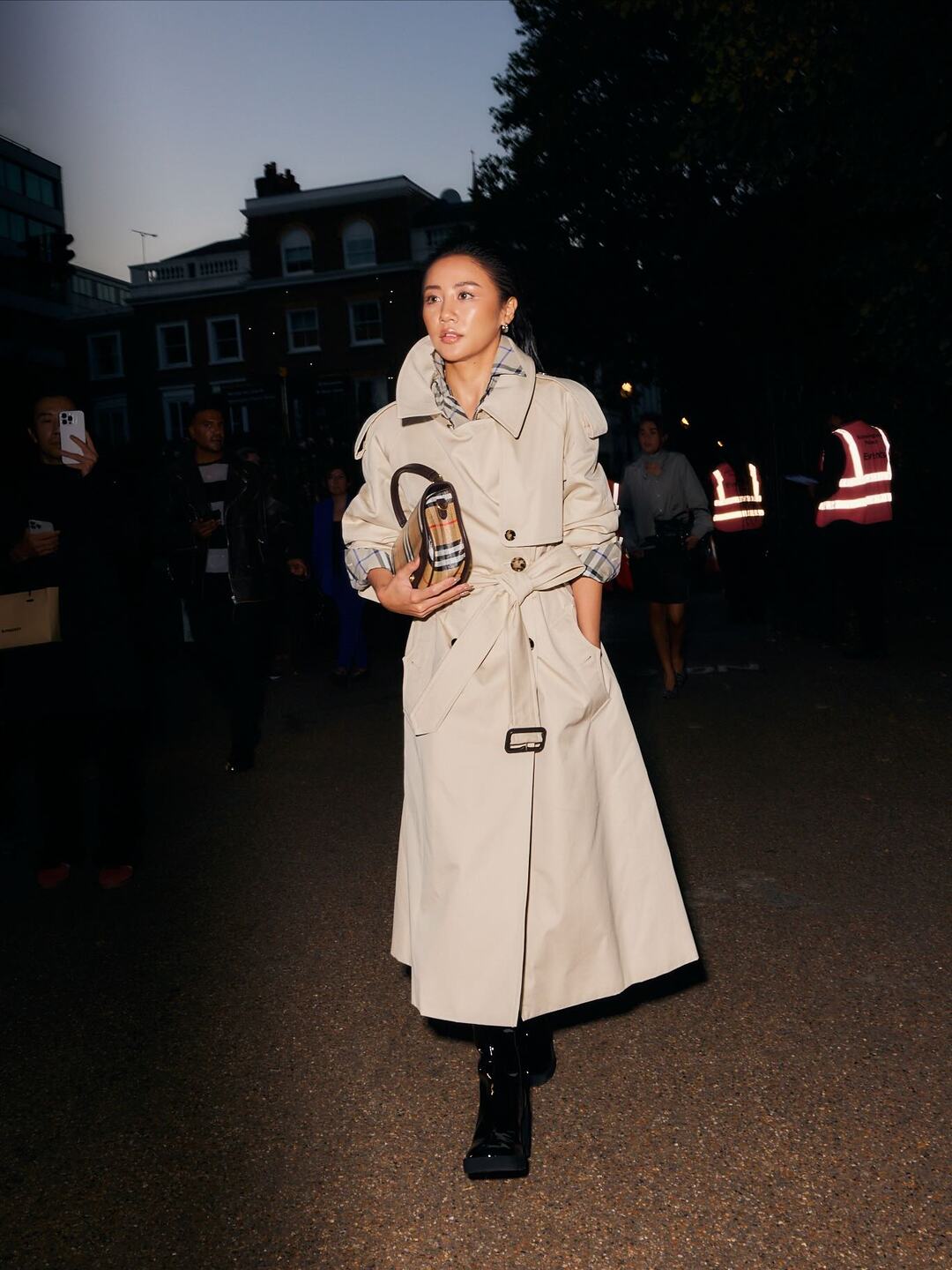 bzvn-burberry-xuan-he-2026-thoi-trang-khach-moi-du-show (3)