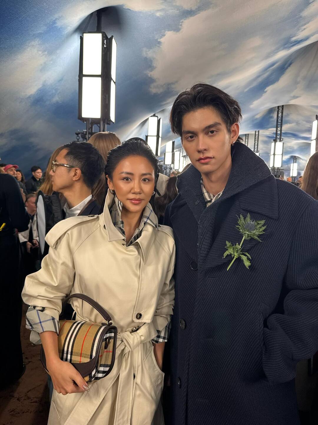 bzvn-burberry-xuan-he-2026-thoi-trang-khach-moi-du-show (7)