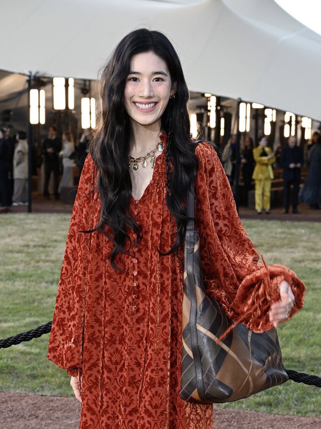 bzvn-burberry-xuan-he-2026-thoi-trang-khach-moi-du-show (9)