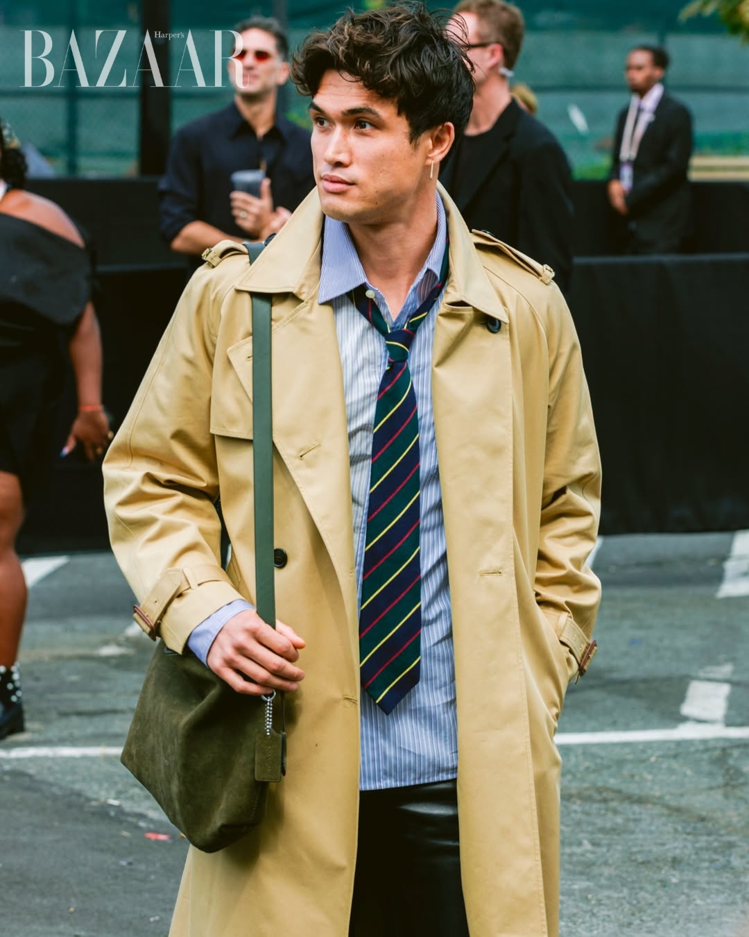 bzvn-hang-ghe-dau-show-coach-xuan-he-2026-charles-melton00001