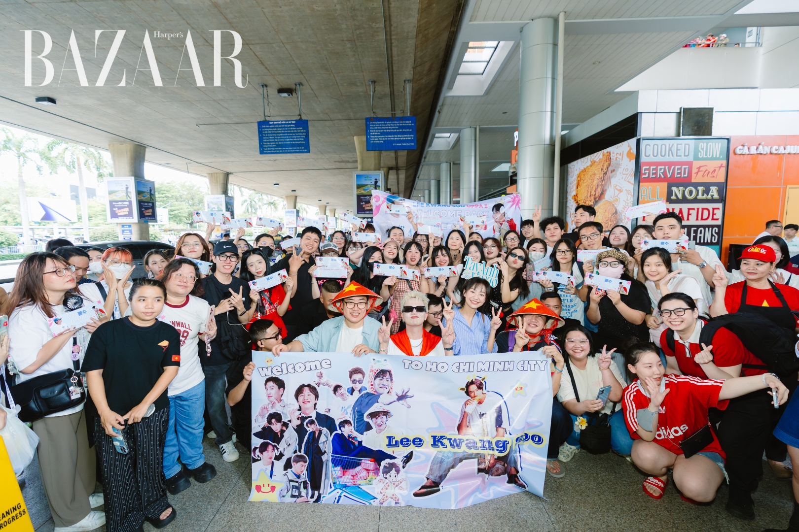 Lee Kwang Soo chiều lòng fan khi quảng bá phim Tay Anh Giữ Một Vì Sao tại Việt Nam