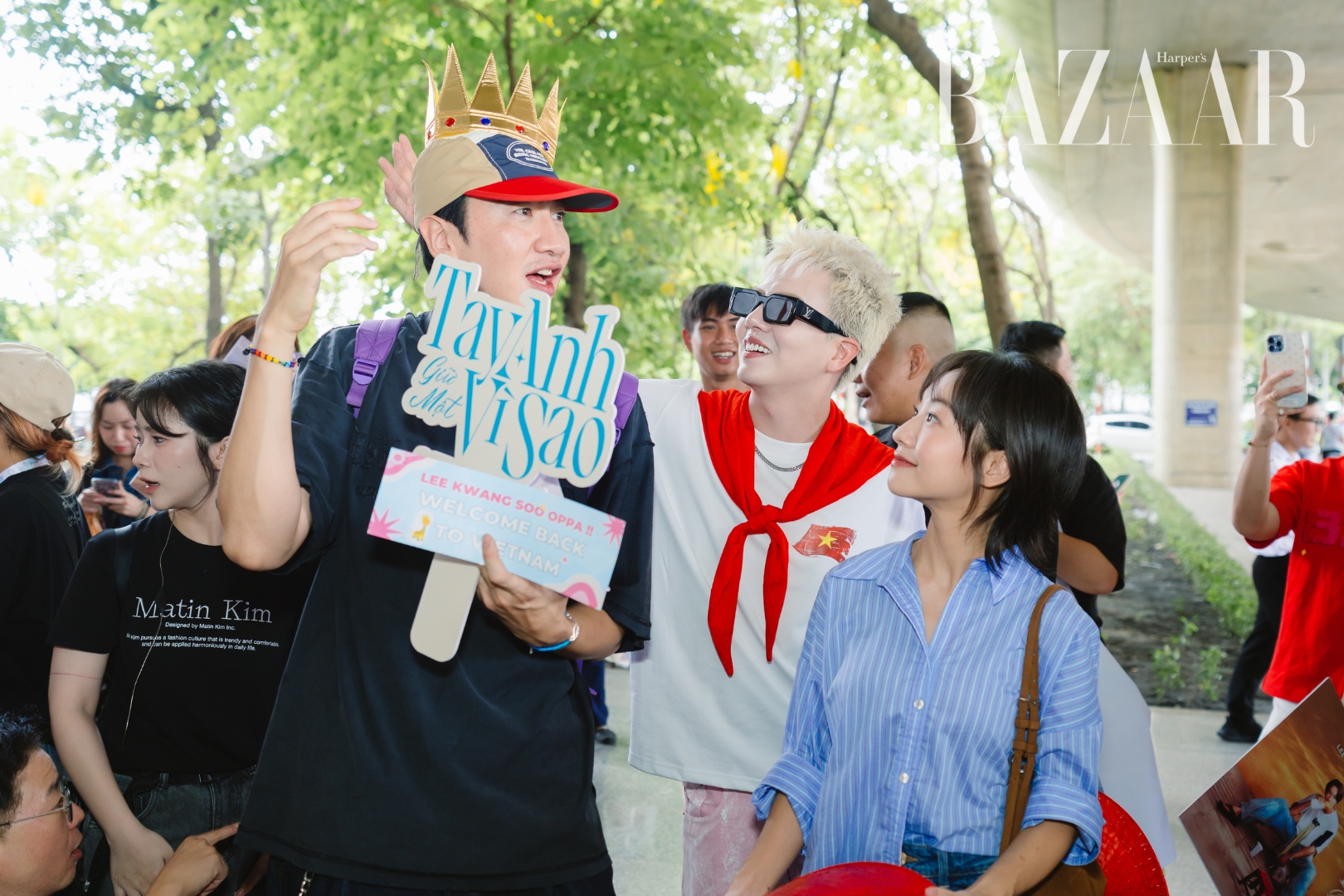 Lee Kwang Soo chiều lòng fan khi quảng bá phim Tay Anh Giữ Một Vì Sao tại Việt Nam