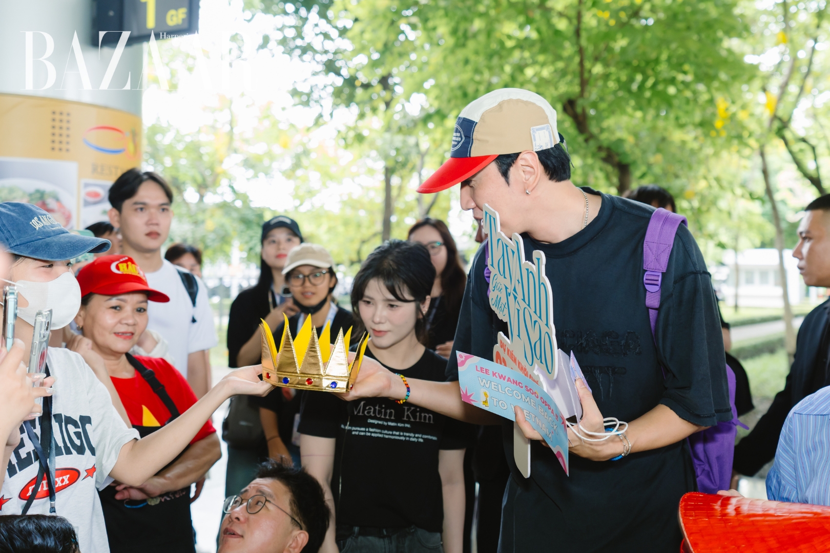 Lee Kwang Soo chiều lòng fan khi quảng bá phim Tay Anh Giữ Một Vì Sao tại Việt Nam