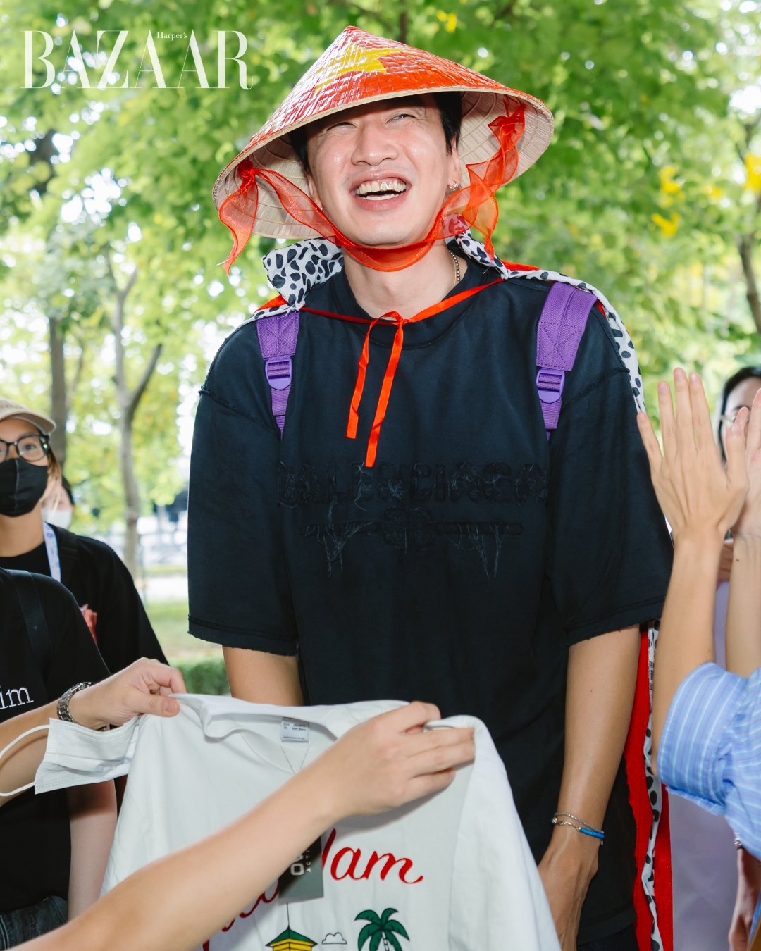 Lee Kwang Soo chiều lòng fan khi quảng bá phim Tay Anh Giữ Một Vì Sao tại Việt Nam