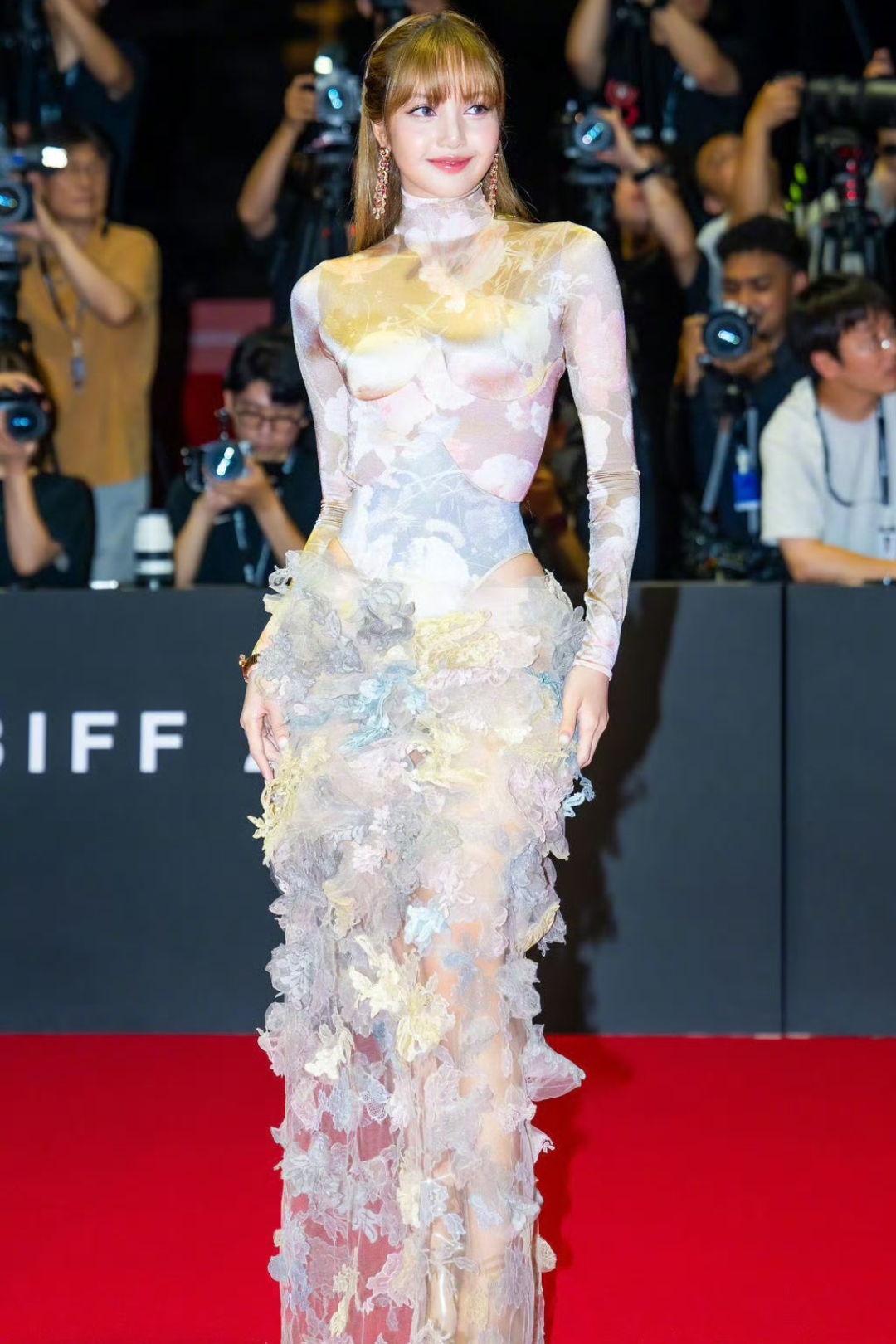 bzvn-lisa-blackpink-lhp-quoc-te-busan-2025 (3)