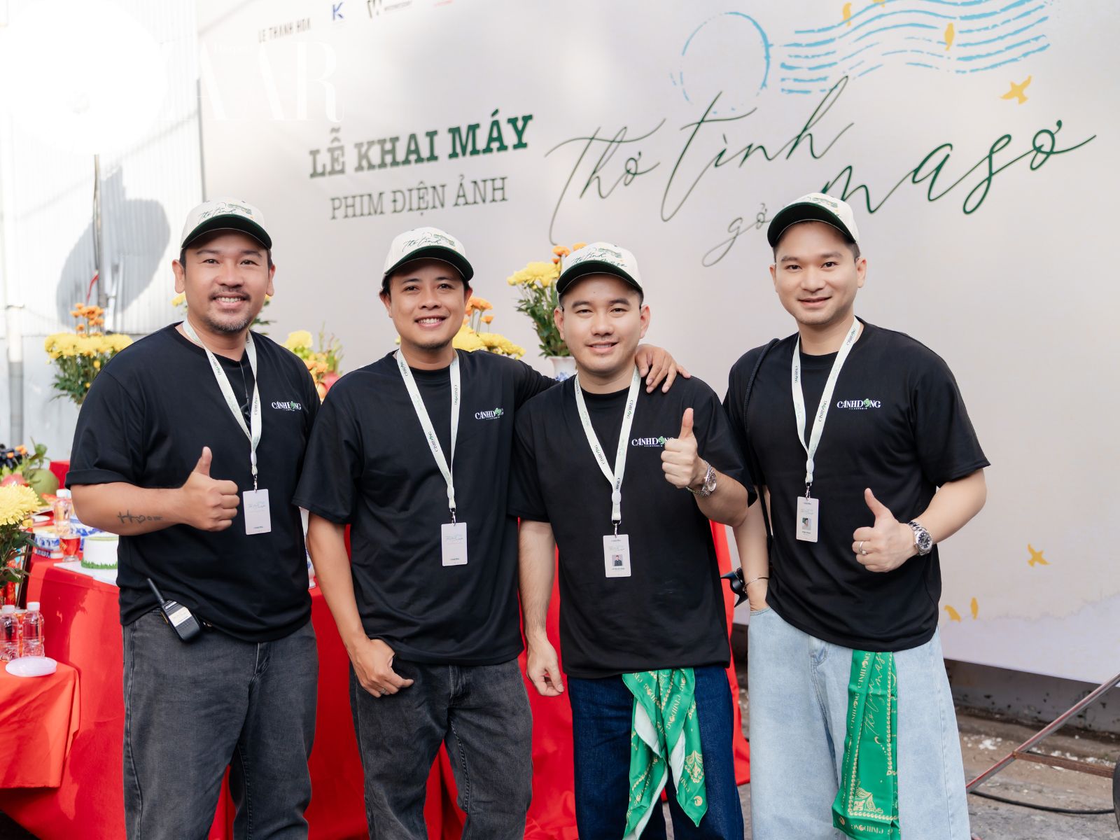 Đạo diễn Lê Thiện Viễn cùng nhà đầu tư, ekip. Ảnh: CJ CGV