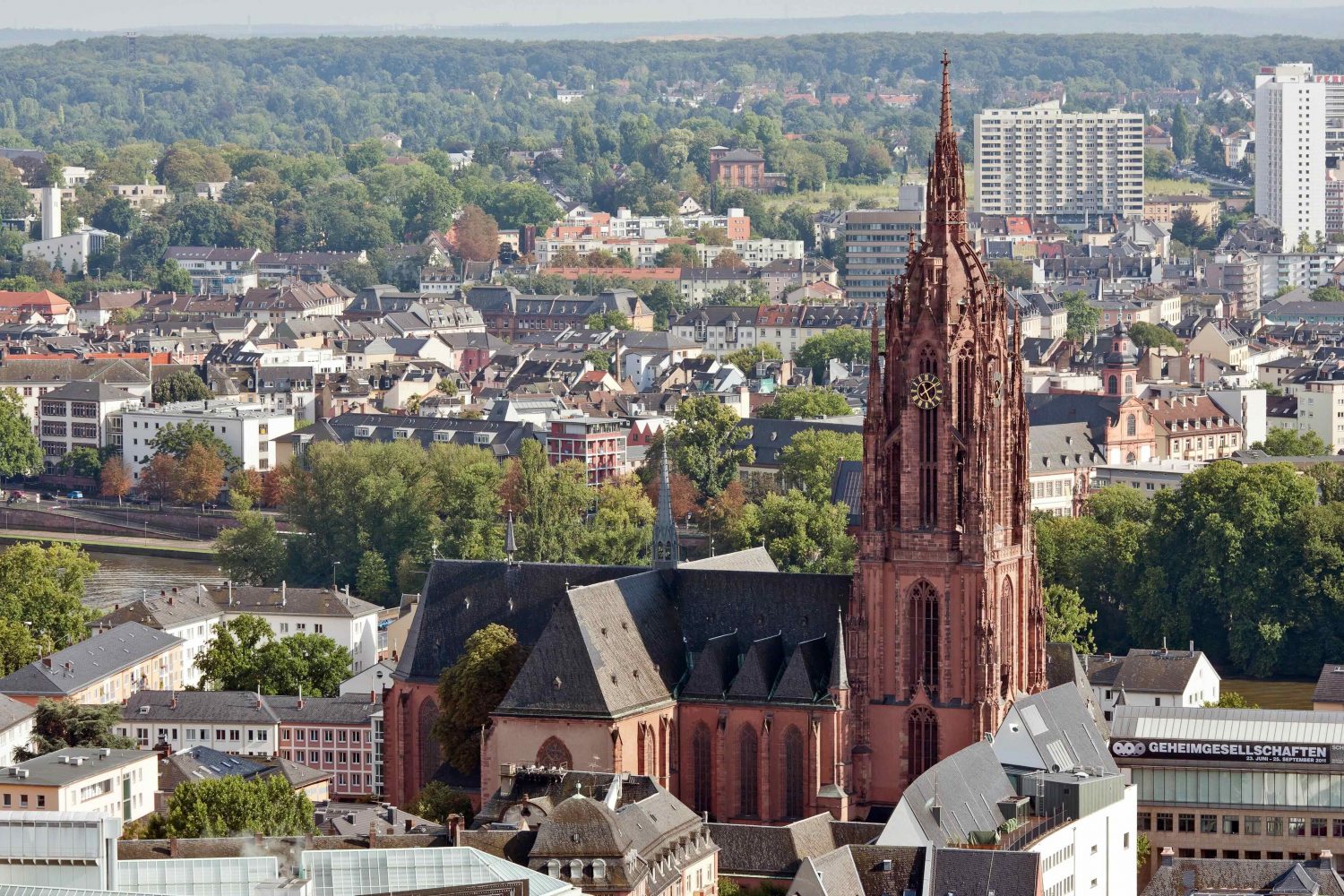 Leo tháp Kaiserdom để ngắm toàn cảnh Frankfurt