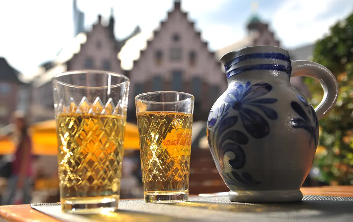 Du lịch Frankfurt thưởng thức rượu táo apfelwein