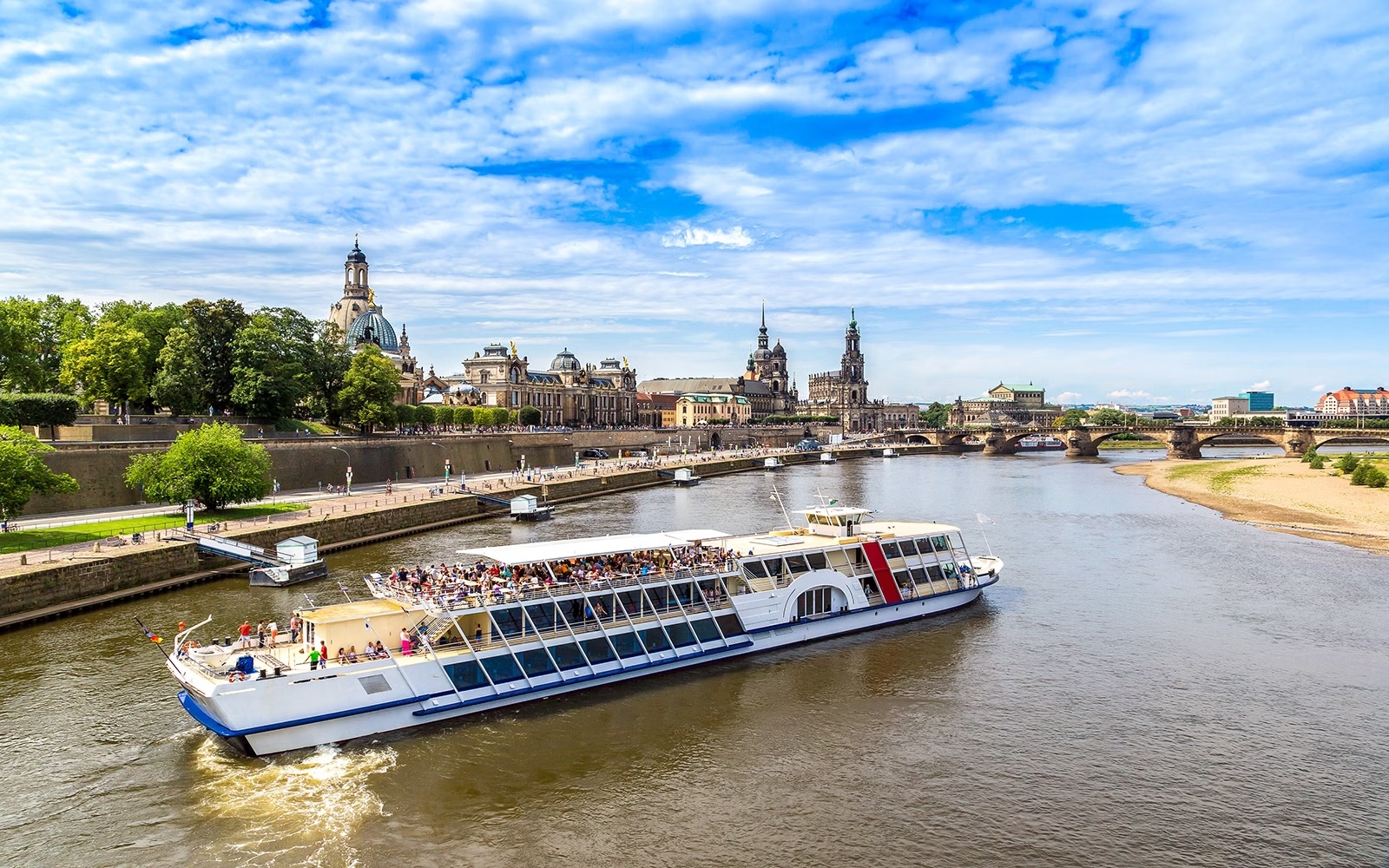 Du thuyền trên sông Elbe
