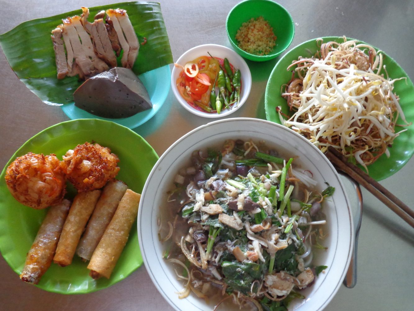 Du lịch Trà Vinh ăn gì? Bún nước lèo Trà Vinh