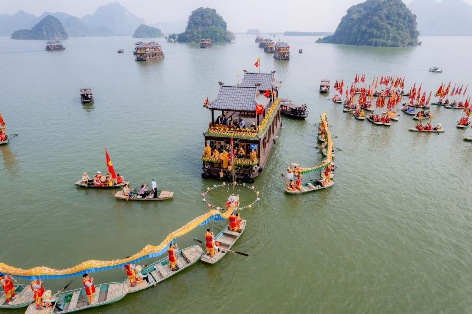 Ngồi thuyền trên hồ Tam Chúc