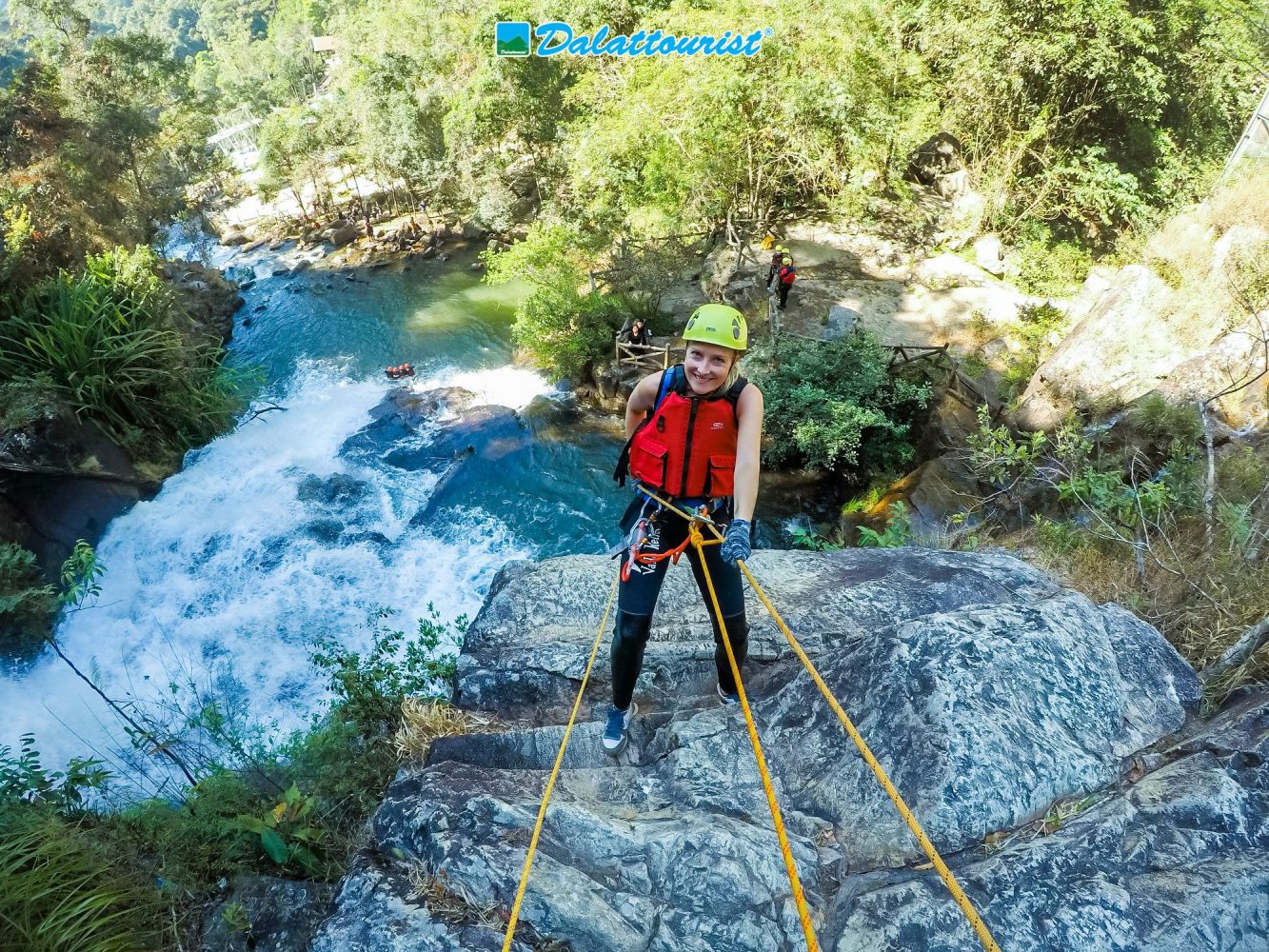 Canyoning vượt thác giữa rừng