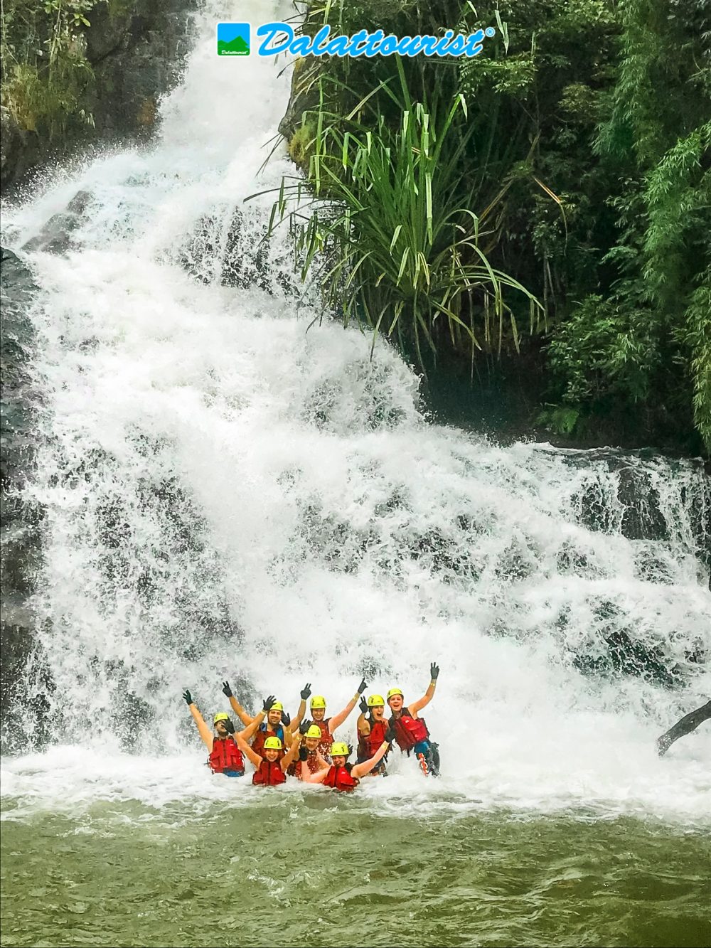 Thác nước hoang sơ hùng vĩ