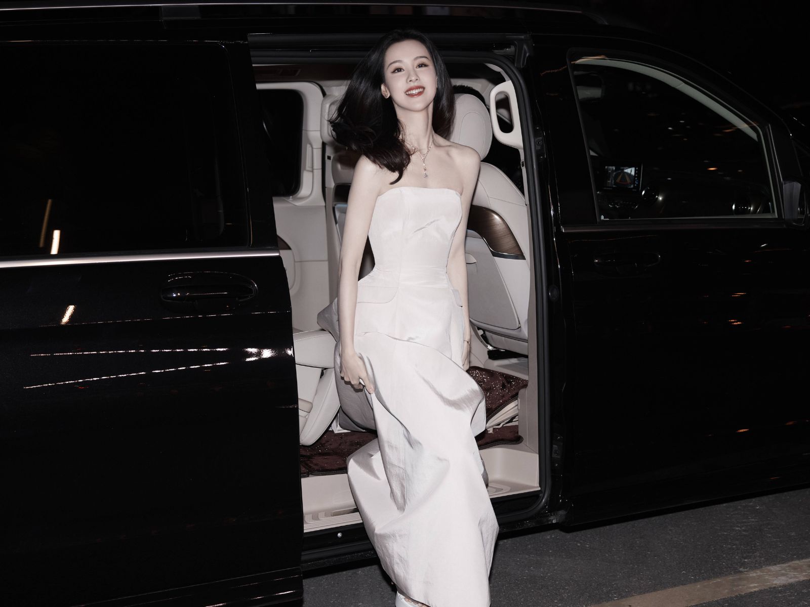 nu-minh-tinh-xuong-xe-3