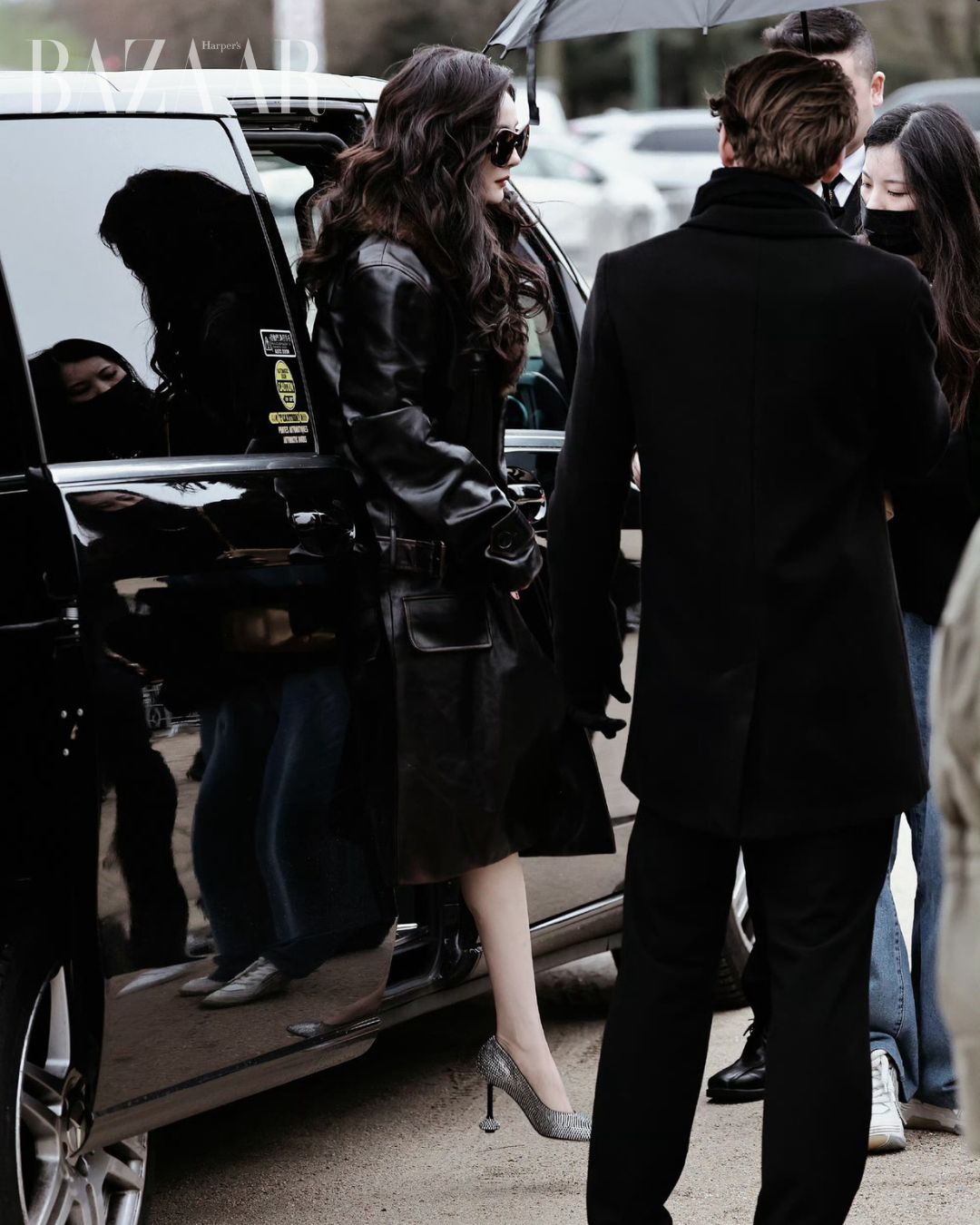 nu-minh-tinh-xuong-xe-4