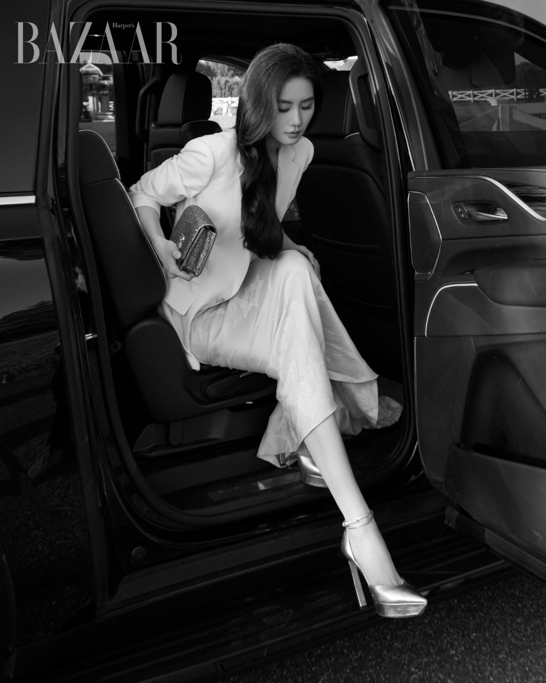 nu-minh-tinh-xuong-xe-5